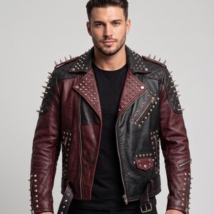 Jaqueta masculina de couro com tachas nas cores bordô e preto – Estilo gótico com patch de corvo e lua.