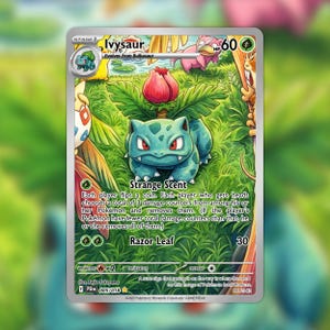 Könnte beinhalten: Eine Pokémon-Sammelkarte mit Ivysaur, einem türkisfarbenen Wesen mit einer rosa Blütenknospe auf dem Rücken, in einem grasbewachsenen Feld. Die Karte zeigt 60 KP, die Attacken Strange Scent und Razor Leaf sowie englische Spielanweisungen.