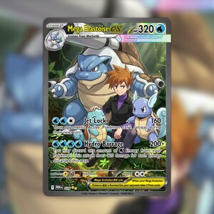 Puede incluir: Una carta coleccionable Mega Blastoise EX que muestra una criatura azul similar a una tortuga, una criatura azul más pequeña y un personaje de cabello castaño con camisa negra. La carta muestra 320 HP y un fondo de bosque verde.
