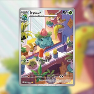 Könnte beinhalten: Eine Pokemon-Sammelkarte mit Bisaflor mit 90 KP, das auf einer Küchentheke zwischen verschiedenen Topfpflanzen und zwei Taubsi-Vögeln ruht. Die Karte zeigt den Text Ivysaur, Vine Whip, 60 Schaden und eine detaillierte Darstellung einer Küche.