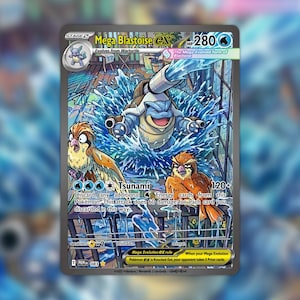 Puede incluir: Una carta coleccionable Mega Blastoise EX que muestra a la criatura azul similar a una tortuga lanzando agua desde sus cañones. Dos pájaros marrones están posados en una valla de madera. La carta muestra 280 HP, el ataque Tsunami y texto.
