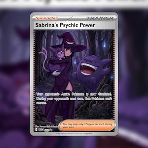 Può includere: Una carta collezionabile Supporter Trainer Sabrina's Psychic Power con un personaggio dai capelli scuri con cappello da strega e abito viola che tiene in braccio un Espeon, con un Gengar che fluttua in una foresta scura. Il testo descrive le regole.