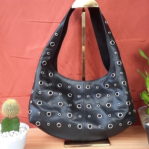 Torba typu hobo z koziej skóry ze srebrnymi oczkami – awangardowa torba na ramię