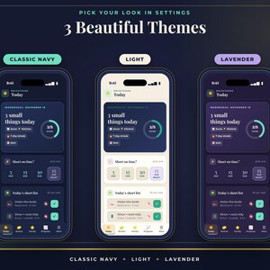 K&ouml;nnte beinhalten: Drei Smartphones zeigen die Benutzeroberfl&auml;che einer Aufgabenverwaltungs-App mit drei Farbthemen: Classic Navy, Light und Lavender. Die Bildschirme zeigen ein t&auml;gliches Dashboard mit dem Text 3 Beautiful Themes, Pick your look in settings und 3 small things today.