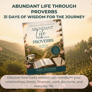 Può includere: Un libro intitolato Abundant Life Through Proverbs: 31 Days of Wisdom for the Journey di Terri Gillespie. La copertina mostra un sentiero in un paesaggio, un libro aperto, una tazza e un taccuino con una penna. Il testo include dettagli sul volume.