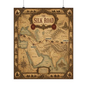 Op de afbeelding: Een kaart in vintage-stijl getiteld The Silk Road, op een sepia-kleurige perkamenten achtergrond. Het toont een stippellijn die Chang'an met Constantinopel verbindt via Samarkand en Bagdad, met illustraties van kamelen en diverse bezienswaardigheden.