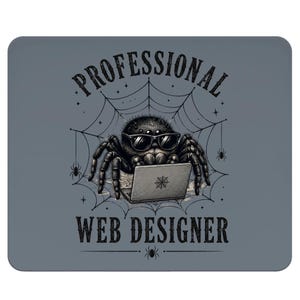 Könnte beinhalten: Ein rechteckiges Mauspad mit grauem Hintergrund, das eine schwarze Spinne mit Sonnenbrille an einem Laptop zeigt. Der Text PROFESSIONAL WEB DESIGNER ist in Schwarz über und unter der Spinne gedruckt, die in einem Spinnennetz sitzt.