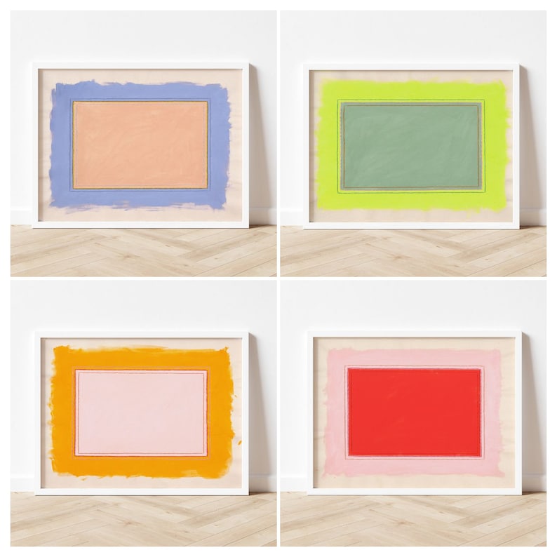 K&ouml;nnte beinhalten: Vier gerahmte abstrakte Kunstdrucke. Jeder Druck zeigt ein rechteckiges Design mit farbigem Rand und Mitte. Zu den Farben geh&ouml;ren Blau, Gr&uuml;n, Orange und Rot. Das Kunstwerk wird in wei&szlig;en Rahmen pr&auml;sentiert, geeignet f&uuml;r die Inneneinrichtung.