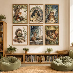 Pode incluir: Seis quadros decorativos com ilustrações em aguarela de animais da floresta a ler livros, incluindo uma raposa, coelho, urso, ouriço, veado e esquilo, dispostos em duas filas sobre uma estante de madeira com dois pufes.