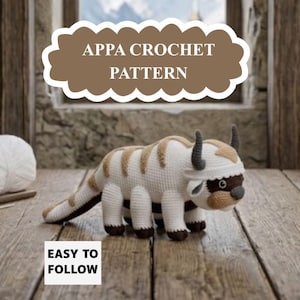 Puede incluir: Un juguete de peluche tejido a ganchillo con forma de criatura de seis patas, pelaje blanco y beige, cuernos marrón oscuro y nariz marrón. La imagen incluye un gráfico en forma de nube con el texto APPA CROCHET PATTERN y EASY TO FOLLOW.