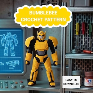 Könnte beinhalten: Eine gehäkelte Bumblebee-Roboterfigur in Gelb und Schwarz mit einem grauen Mittelteil. Die Figur steht vor einem blauen Bildschirm mit einem Diagramm und einem Regal mit Werkzeugen. Der Text auf dem Bild lautet "BUMBLEBEE CROCHET PATTERN" und "EASY TO DOWNLOAD."