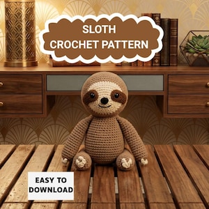 Könnte beinhalten: Ein gehäkeltes Faultier-Stofftier in Braun und Creme mit dunkelbraunen Augenpartien sowie einer schwarz gestickten Nase und einem Mund. Das Bild enthält den Text SLOTH CROCHET PATTERN in einer braunen Wolke und EASY TO DOWNLOAD in einem weißen Kasten.