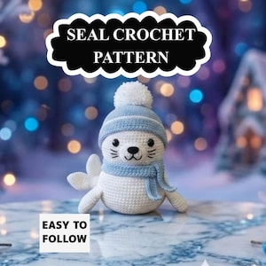 Puede incluir: Un juguete de foca de ganchillo blanco que lleva un gorro de rayas azul claro y blanco con un pompón y una bufanda azul claro a juego. El texto SEAL CROCHET PATTERN está arriba y el texto EASY TO FOLLOW está abajo a la izquierda.