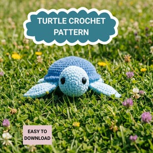 Könnte beinhalten: Ein gehäkelte blaue Schildkröte mit hellblauem Kopf und Flossen, platziert in Gras mit Wildblumen. Der Text auf dem Bild lautet "Turtle Crochet Pattern" und "Easy to Download."