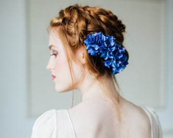 Bridal flower comb with blue silk hydrangea flowers, something blue, fabric flowers, blue hydrangeas, wedding flowers, floral comb