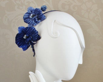 klaar voor verzending VELVET ORCHIDEE HOOFDSTUK, koningsblauwe bloem fascinator, blauw gebloemd haarstukje, fluwelen bloemen hoofdband sale