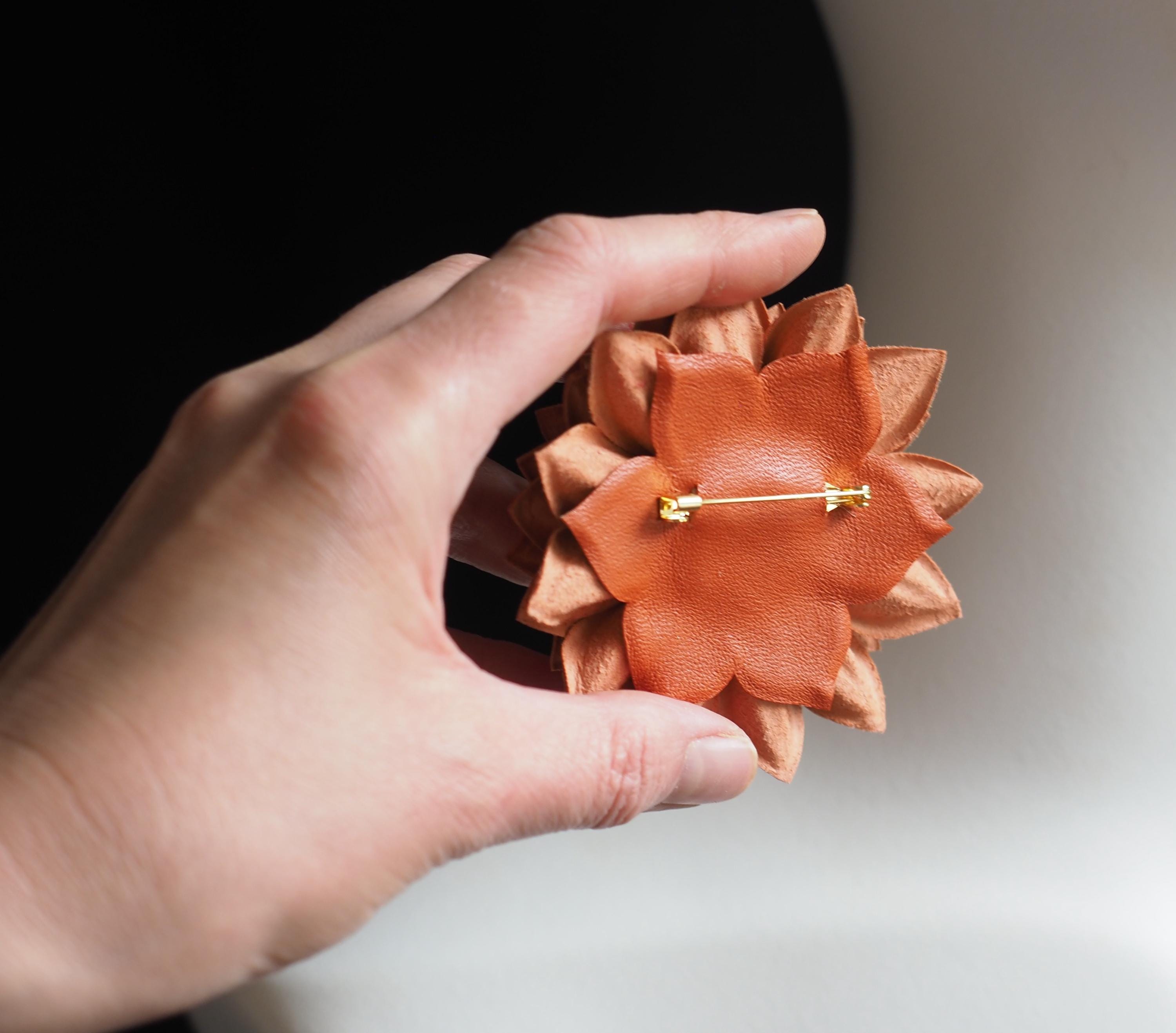 Spilla da bavero arancione fatta a mano con fiore/rosa, Misura unica, Argento