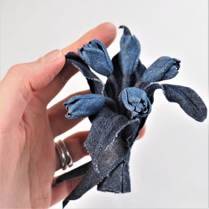 sofort versandfertig MINIATUR DENIM TULIP Brosche, Denim Hochzeit, Baumwollschmuck, Denim Blume Knopfloch, Stoffblumenbrosche, Tulip Art