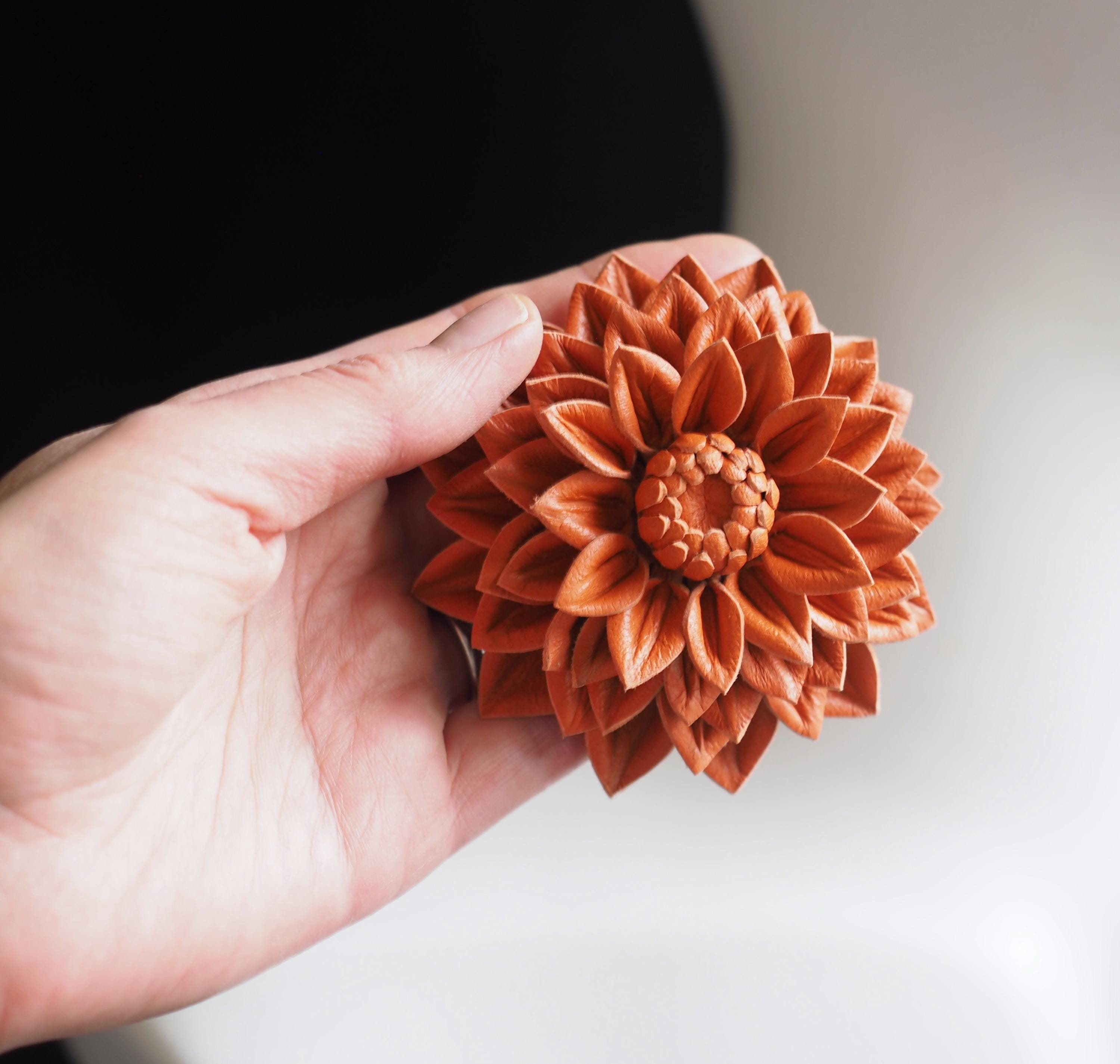 Piccola spilla a forma di fiore in pelle - Fatta a mano