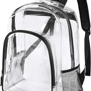 Puede incluir: Una mochila de plástico transparente con bordes negros, cremalleras negras y correas ajustables negras. La bolsa incluye un compartimento principal grande, un bolsillo frontal con cremallera y bolsillos laterales de malla negra para almacenamiento.