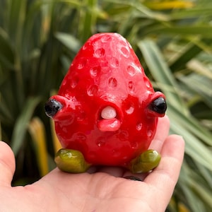 Bebé fresa maldita, arte hecho a mano en arcilla polimérica