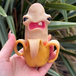 Criatura de plátano maldita hecha a mano: una pieza de arte coleccionable única de arcilla polimérica.