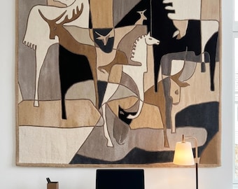 Tapiz abstracto cubista tejido a mano con motivos de animales para colgar en la pared, escultura textil artesanal japonesa de mediados de siglo.