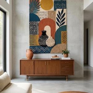 Könnte beinhalten: Ein großer rechteckiger Wandbehang mit einem getufteten abstrakten Design, geometrischen Mustern, einem gelben Kreis und zwei Vasenformen in Schwarz und Creme. Die Textilkunst kombiniert Farbtöne in Petrol, Terrakotta und strukturiertem Beige.