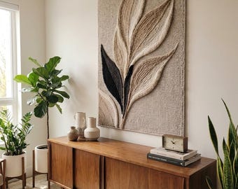 Tapiz botánico texturizado hecho a mano para colgar en la pared, decoración moderna de arte textil orgánico en tonos neutros.