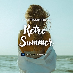 Könnte beinhalten: Eine Person mit Blick auf das Meer mit dem Text "Retro Summer" in weißer Schrift. Das Bild enthält auch den Text "1 Lightroom Preset" und "Desktop & Mobile". Das Farbschema ist gedämpft mit einer Vintage-Ästhetik.