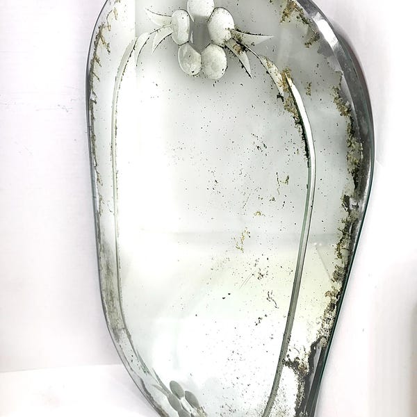 Espejo ovalado pequeño sin marco vintage con placa biselada de vidrio con diseño figurativo grabado envejecido, objeto de arte, decoración del hogar estilo bohemio, circa 1920-1940