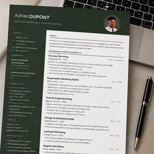 Puede incluir: Un currículum vitae con el nombre "Adrian DUPONT" y el título "DIRECTEUR MARKETING & STRATEGIE DIGITALE" se muestra en un escritorio junto a una computadora portátil y un bolígrafo. El currículum tiene un borde verde oscuro y una foto de un hombre.