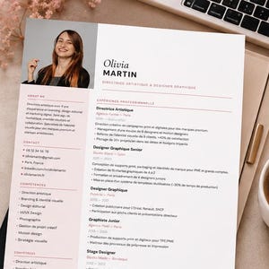 Puede incluir: Se muestra un currículum vitae titulado "Olivia Martin, Directrice Artistique & Designer Graphique". El documento presenta una foto de una mujer sonriente y detalla la experiencia, las habilidades y la información de contacto. Una taza de café y un portátil son visibles en el fondo.