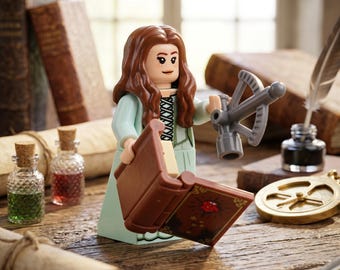 MOC – Minifigurka Cariny Smyth | Genialna astronomka | Poszukiwaczka Trójzębu Posejdona | Prezent urodzinowy z filmu Piraci z Karaibów