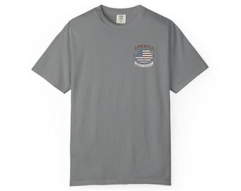 Camiseta patriótica tingida em peça, "Terra da Liberdade, Lar dos Bravos".
