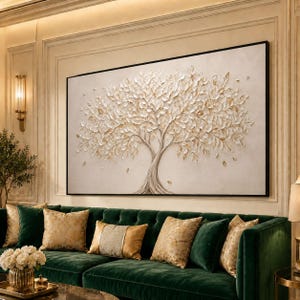 Peut inclure: Une grande œuvre d'art encadrée représentant un arbre texturé avec des feuilles blanches et dorées. L'œuvre est au-dessus d'un canapé en velours vert avec des coussins décoratifs. La pièce a une palette de couleurs neutres avec des accents dorés.
