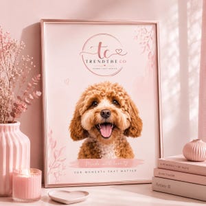 Könnte beinhalten: Ein gerahmter vertikaler Druck mit dem Porträt eines flauschigen braun-weißen Hundes mit offenem Maul. Der Druck enthält den Text "tc TRENDTHE CO" und "Made with love FOR MOMENTS THAT MATTER" in einer zartrosa Farbpalette mit floralen Akzenten.