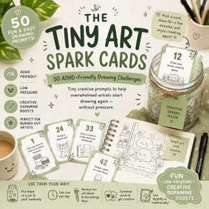 Könnte beinhalten: Ein Set aus 50 Tiny Art Spark Karten in einem Glas mit einem Etikett Creative Sparks Inside. Die Karten zeigen Zeichenanregungen wie 1, 12, 24, 33 und 42. Das Set enthält ein Spiralbuch, eine Tasse und einen schwarzen Stift auf einer Fläche.
