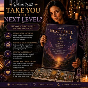 Può includere: Un poster rettangolare con un cielo blu scuro, un'alba su un sentiero di montagna, il testo "YOUR NEXT LEVEL IS CALLING" e cinque carte dei tarocchi disposte sotto. Il poster include le parole "GROWTH," "FOCUS," "CONSISTENCY," e "COURAGE."