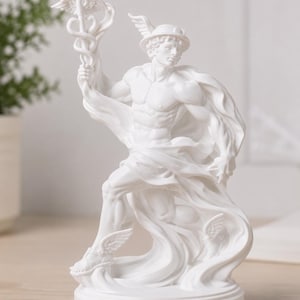 Può includere: Una statua bianca opaca del dio Mercurio su una base circolare. La figura indossa un elmo alato e sandali, tenendo un caduceo nella mano destra. Un drappeggio di tessuto avvolge il corpo, creando un senso dinamico di movimento.