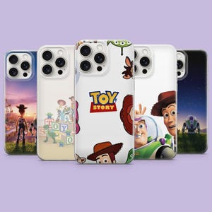 Può includere: Cinque cover per smartphone con grafiche dei personaggi di Toy Story. I design includono Woody, Buzz Lightyear e altri personaggi in varie scene, con il logo Toy Story ben visibile sulla cover bianca centrale.