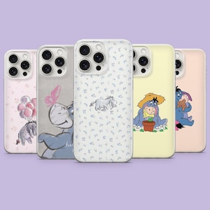 Puede incluir: Una colección de cinco fundas para teléfono con ilustraciones de Eeyore de Winnie the Pooh. Las fundas muestran diferentes diseños, incluyendo a Eeyore con globos, una mariposa, patrones florales y a Eeyore con una maceta.
