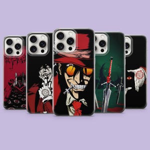 Puede incluir: Cinco fundas para smartphone con ilustraciones inspiradas en anime. Los diseños incluyen un personaje con gafas naranjas y sombrero rojo, un personaje con una amplia sonrisa, una espada con empuñadura de calavera y una mano con un sello rojo.