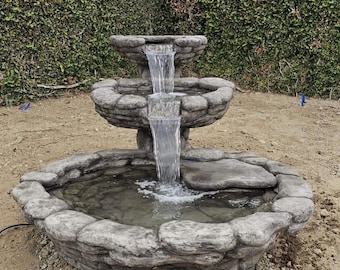Fuente rústica de piedra apilada con cascada, elemento acuático para jardín exterior, paisaje de patio zen