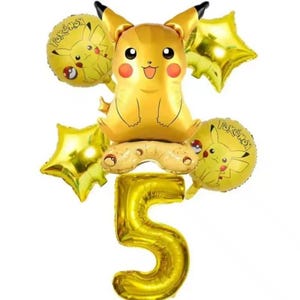 Pode incluir: Um conjunto de balões de folha amarelos com um personagem Pikachu e o número 5. O conjunto inclui balões em forma de estrela e redondos com o logotipo "Pokemon". Ideal para uma festa de aniversário.