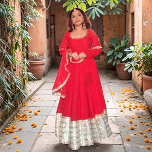 Traje Anarkali de georgette rojo con bordados de dori y lentejuelas, conjunto de kurta de diseñador para fiestas indias con dupatta, atuendo festivo para bodas.