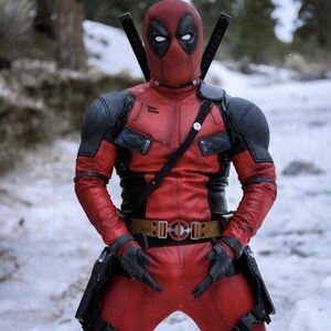 Puede incluir: Un disfraz de Deadpool rojo y negro con una m&aacute;scara, dos espadas en la espalda y un cintur&oacute;n de herramientas. El disfraz tiene una apariencia de cuero y se usa en un entorno nevado al aire libre.