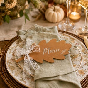 Personliga placeringskort för höstlöv Namnetiketter för Thanksgiving Bordsdukning i kraftpapper Höstbröllopsplaceringskort Rustika middagsbordsetiketter