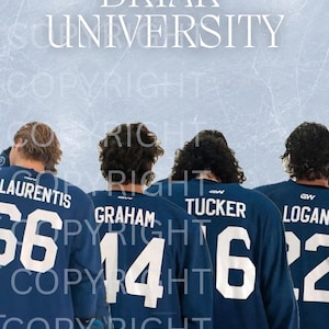 Peut inclure: Quatre joueurs de hockey portant des maillots bleu marine avec des numéros et noms blancs. Les maillots affichent les noms Laurentis, Graham, Tucker et Logan, avec les numéros 56, 14, 6 et 22. Le texte "BRIAR UNIVERSITY" est en haut.