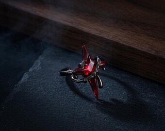 Anillo Estrella Roja Gótico Esmaltado · Banda Ajustable de Metal Gris · Joyería Celestial Y2K · Accesorio Alternativo